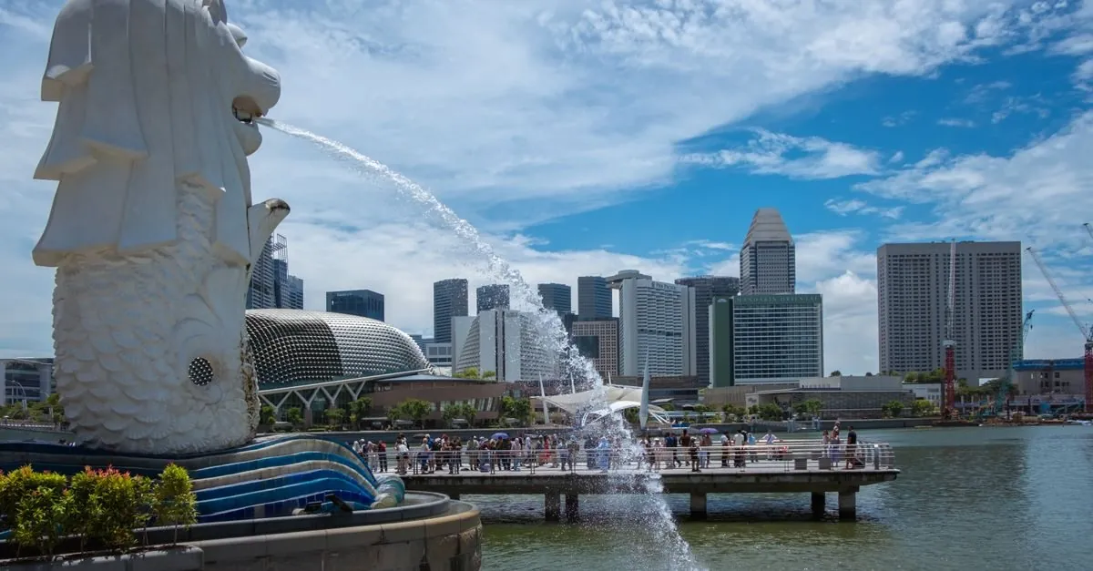 Merlion fountain overlooking Marina Bay and the Singapore skyline